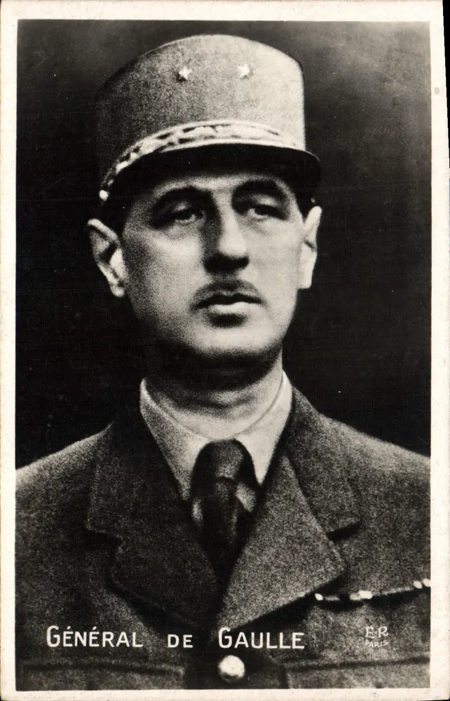Geral de Gaulle — retrato militar — E.R. Paris - Frente