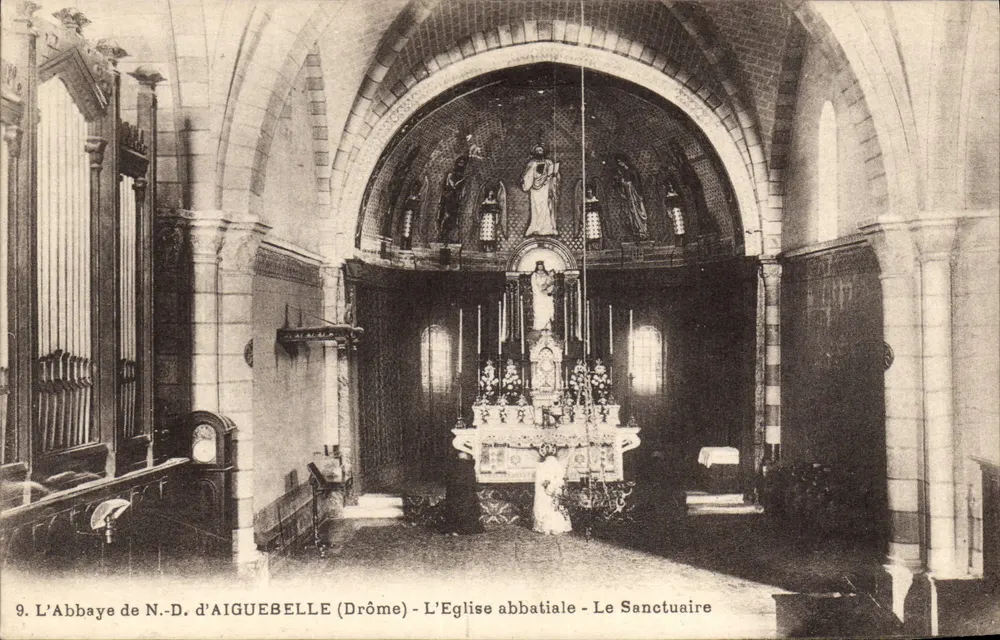 Das Kloster Notre-Dame d'AIGUEBELLE (Drôme) - Die Abteikirche - Der Heiligtum - Vorderseite