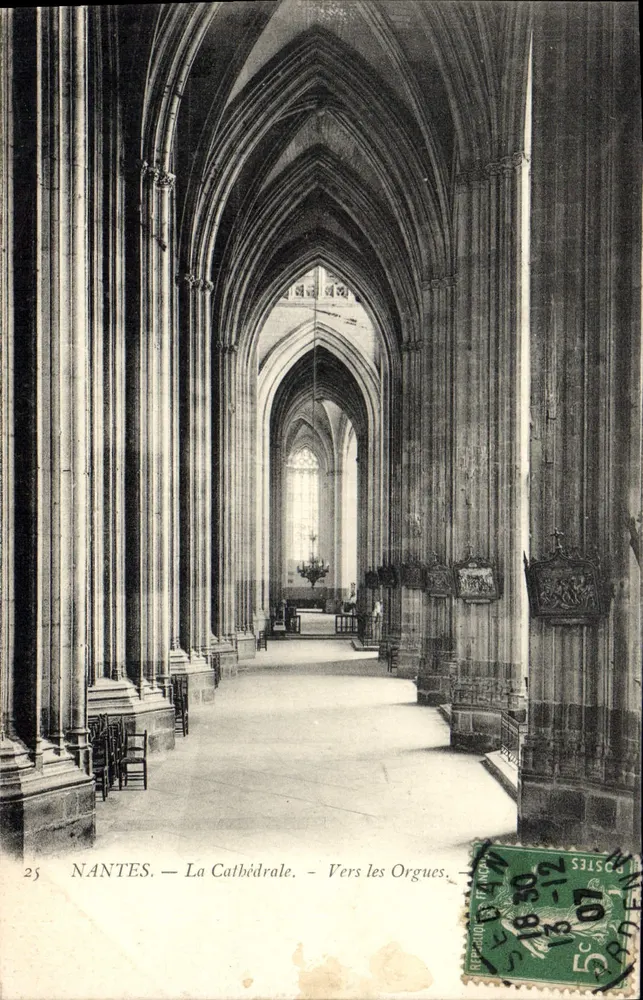 NANTES — Die Kathedrale — Richtung Orgeln - Vorderseite