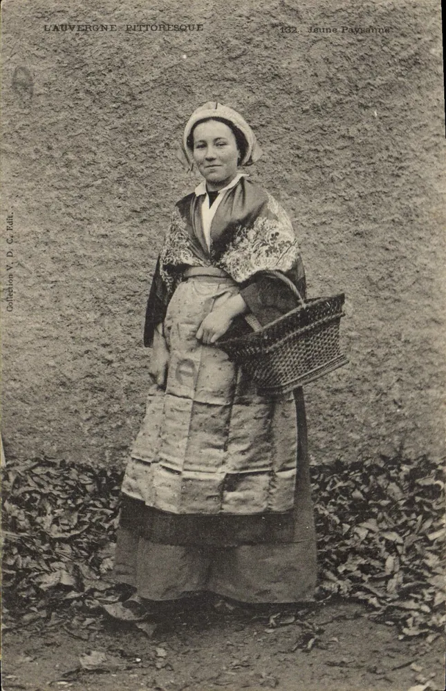 Mulher em traje tradicional — Auvergne — Coleção V. D. C. Edit. - Frente