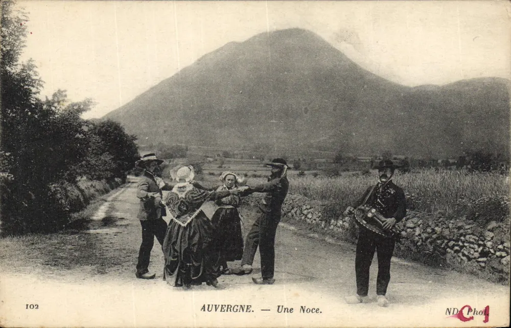 Auvergne — Uma Noiva. — ND Phot. - Frente