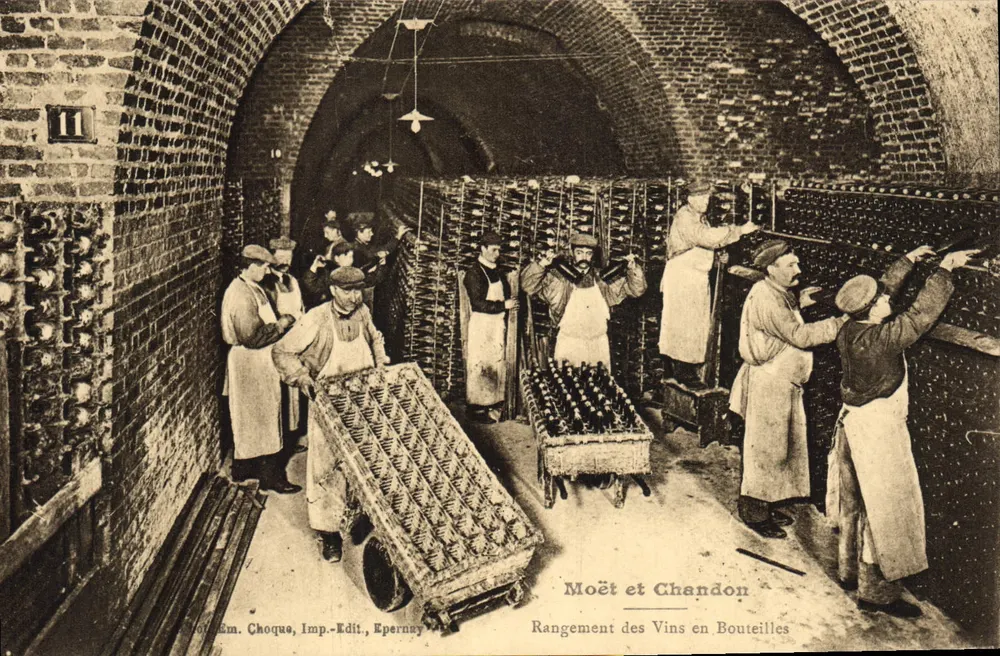 Weinfüllung in Flaschen — Moët et Chandon — Imp. Choque, Epernay - Vorderseite