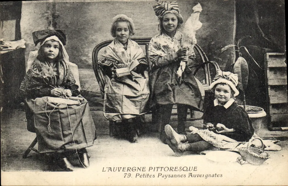 L'Auvergne pittoresque — Petites Paysannes Auvergnates — V.D. éditeur - Recto