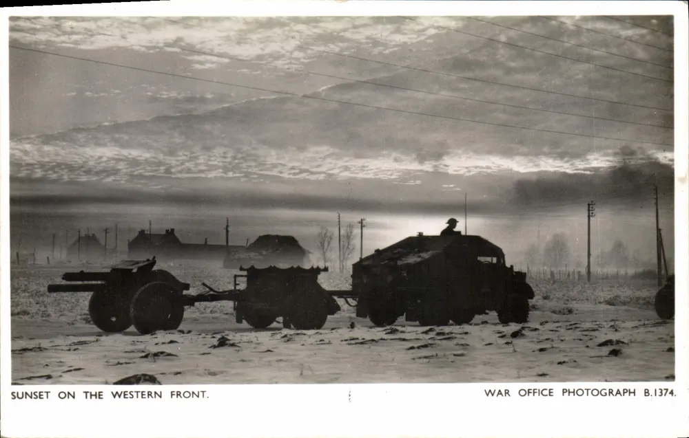 Pôr do sol no Front Ocidental — Fotografia do Escritório de Guerra B.1374 - Frente