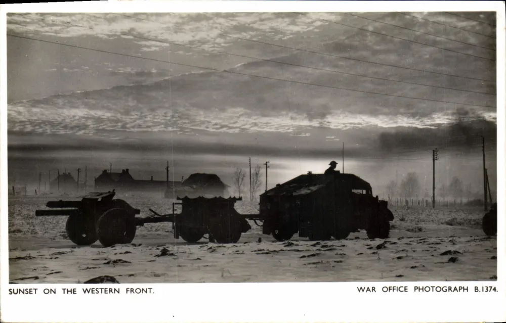 PÔR DO SOL NO FRONTE OCIDENTAL — Fotografia do War Office B.1374 - Frente