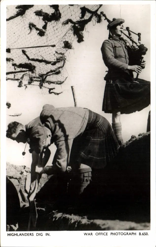 Highlanders Dig In — War Office Photograph B.650 - Frente
