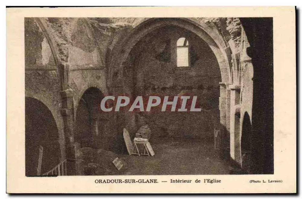 Oradour-sur-Glane — Innenansicht der Kirche — Foto L. Lavaux - Vorderseite