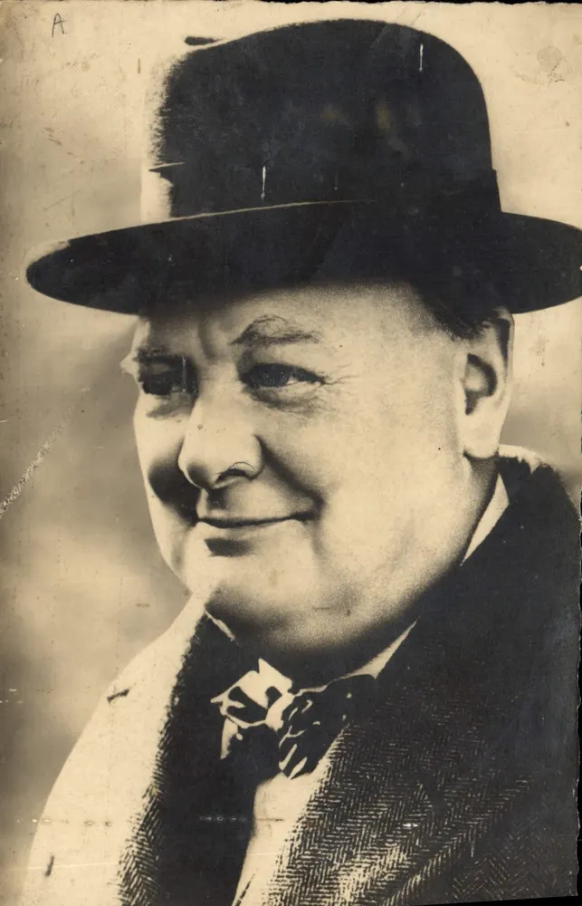 Winston Churchill — retrato em preto e branco — Edições O. P. - Photo-Service Informatif - Frente