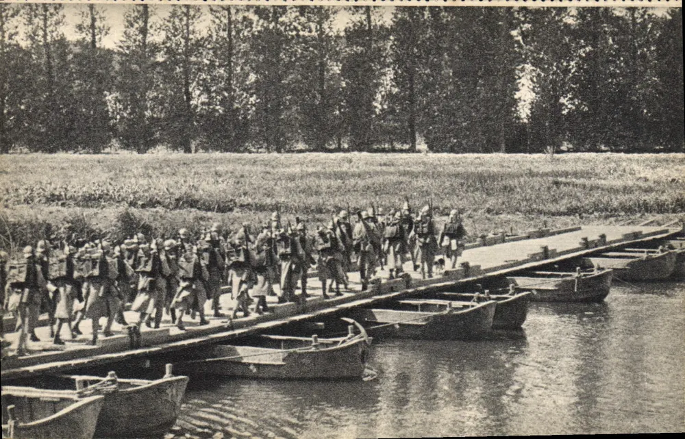 Soldados atravessando uma ponte de barcos — Georges Lang, Paris - Frente