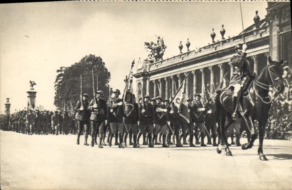 Desfile diante do Grand Palais — Georges Lang, Paris - Frente