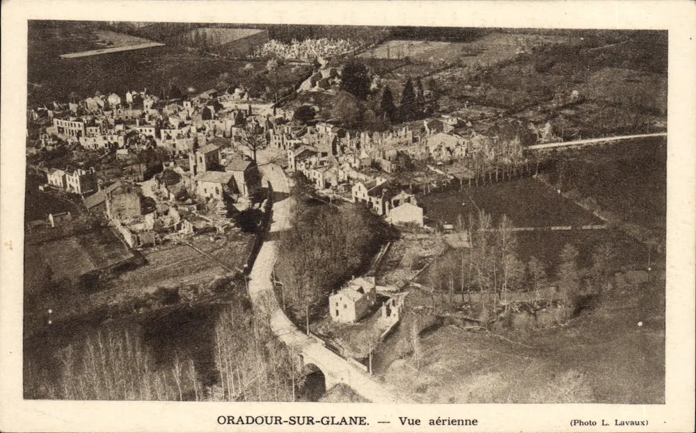 Oradour-sur-Glane — Luftbild — Photo L. Lavaux - Vorderseite
