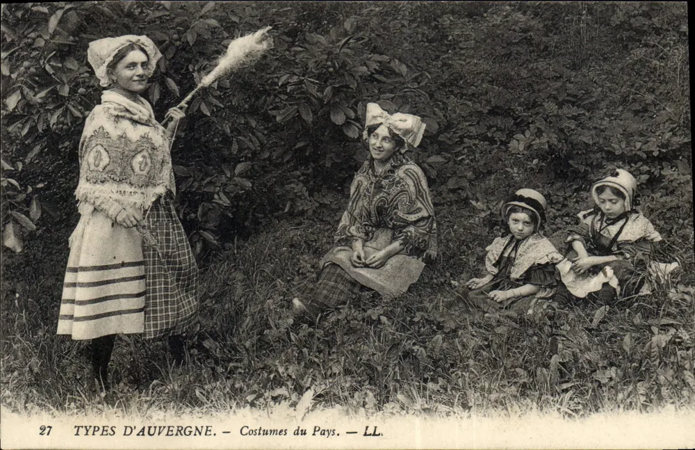 Tipos da Auvergne — Trajes do País — LL. n°27 - Frente