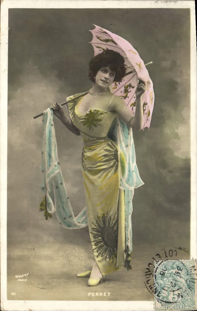 Frau in gelber Sonnenmusterkleidung — mit rosa Schirm — von Walery, Paris, Nr. 107 - Vorderseite