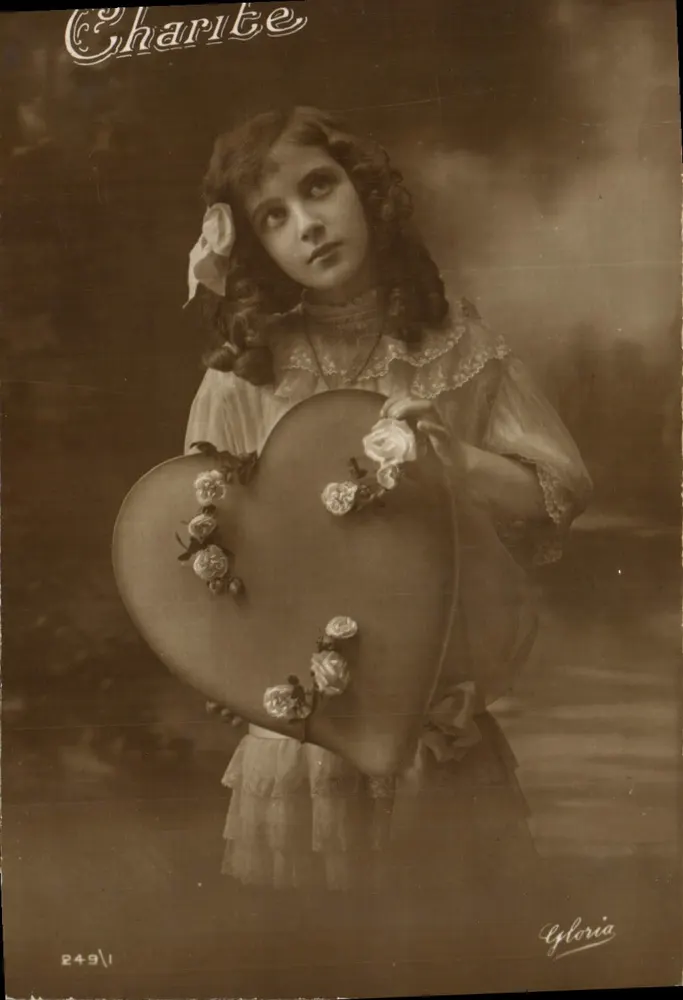Mädchen, das ein großes Herz mit Rosen hält — Verlag Gloria, n° 2491 - Vorderseite