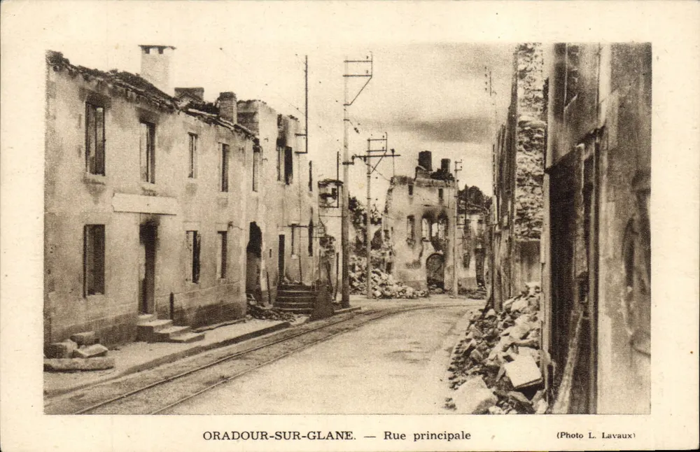 Oradour-sur-Glane — Rue principal — Foto L. Lavaux - Frente