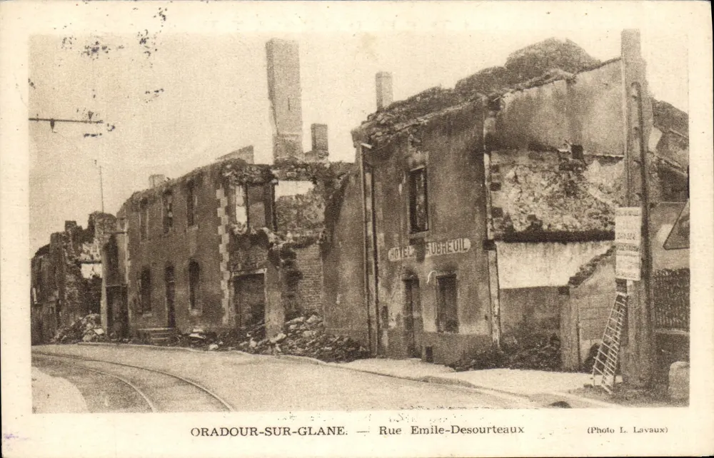 Oradour-sur-Glane — Rue Emile-Desourteaux — Foto von L. Lavaux - Vorderseite