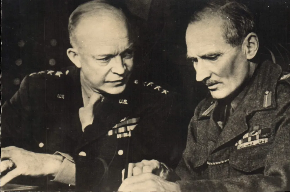 Maraschall Montgomery en Generaal Eisenhower — Éditions O.P. - Photo-Service Information Allié - Voorkant