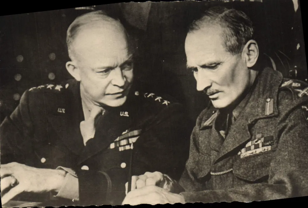 O Mariscal Montgomery e o Geral Eisenhower — Éditions O.P. Photo-Service Allié - Frente