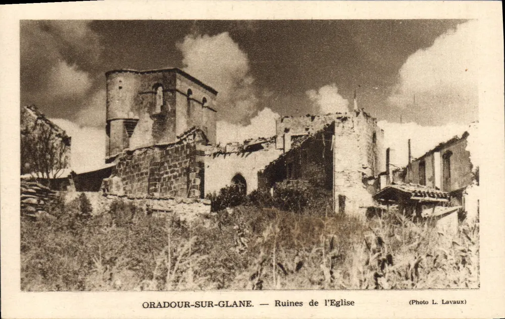 Oradour-sur-Glane — Ruinen der Kirche — Foto L. Lavaux - Vorderseite