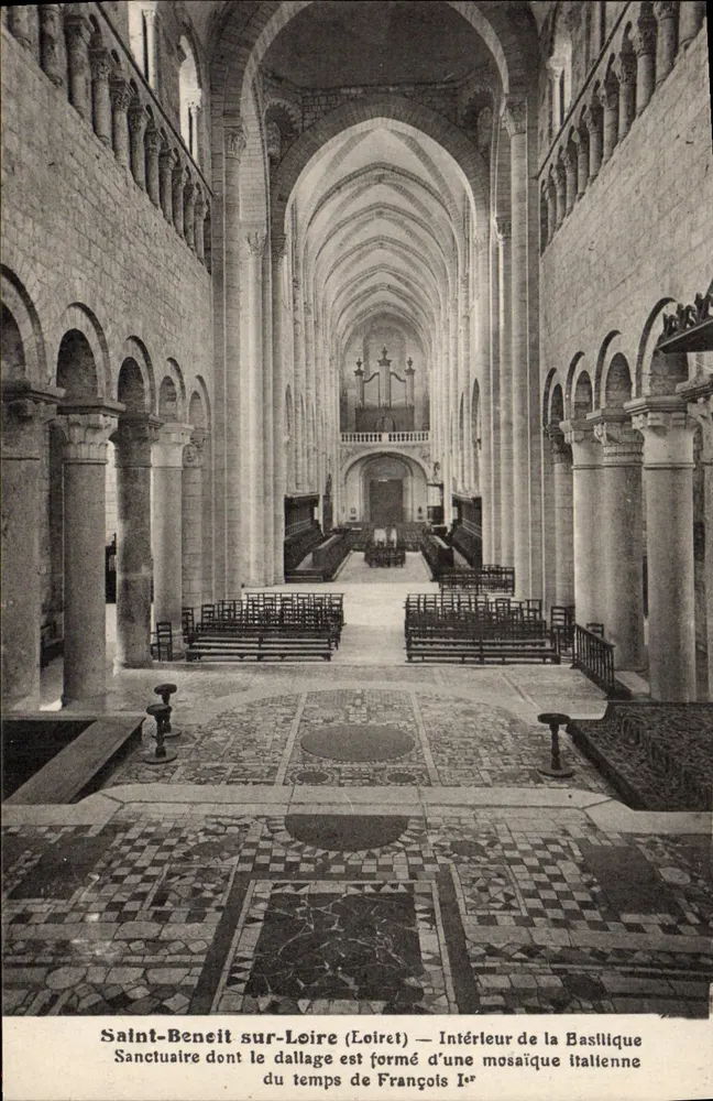Saint-Benoît-sur-Loire (Loiret) — Innenansicht der Basilika — Heiligtum, dessen Boden aus einer italienischen Mosaik aus der Zeit von François Ier besteht - Vorderseite