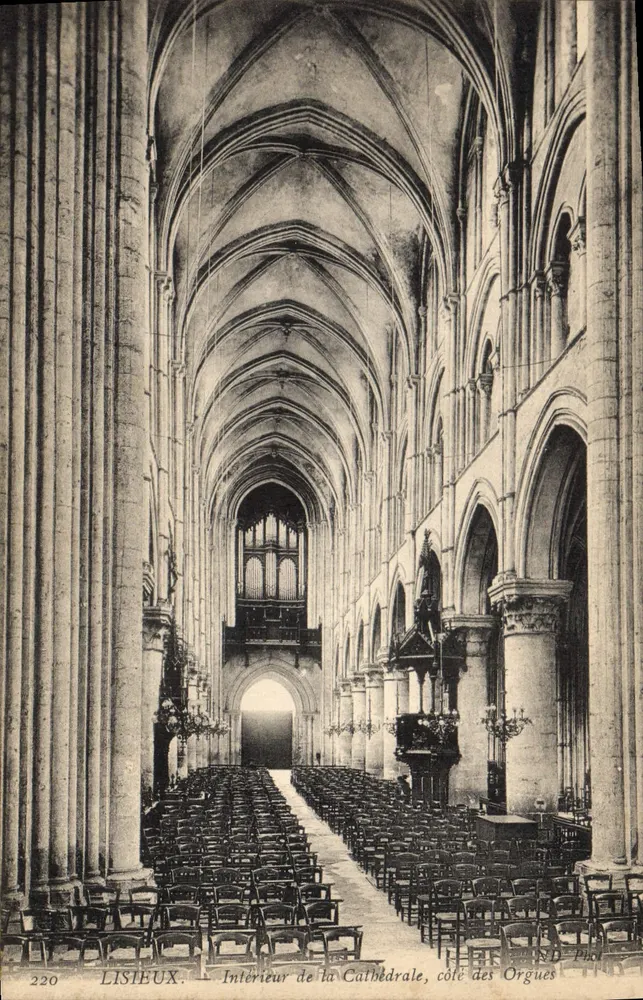 Lisieux — Innenansicht der Kathedrale, Orgelseite — Foto. ND - Vorderseite