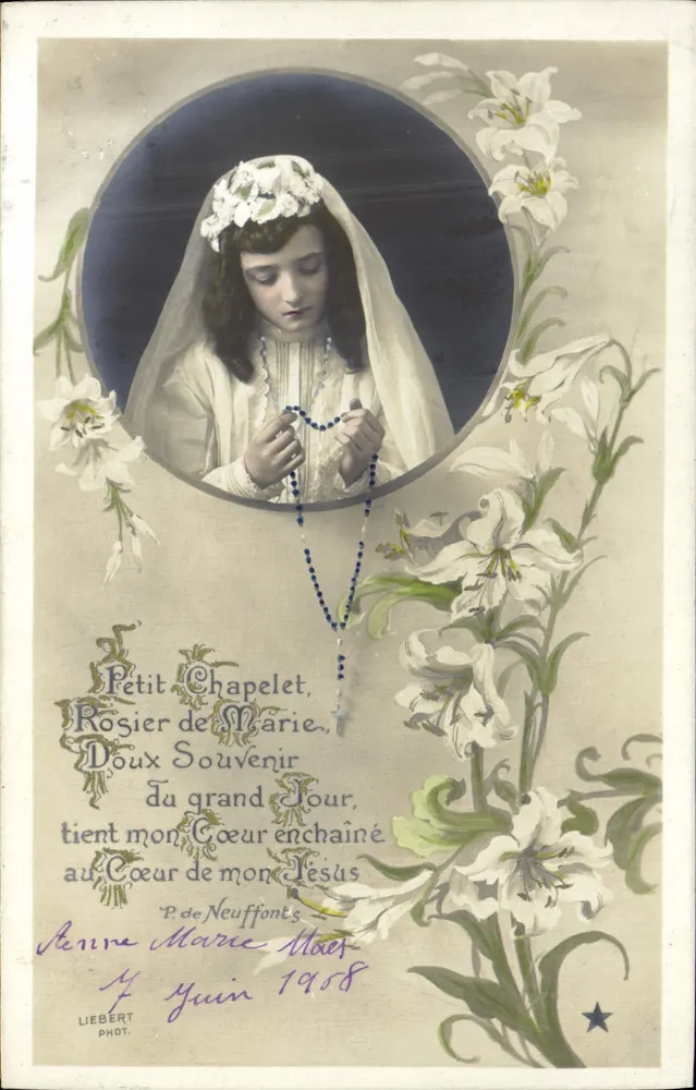 Junge Mädchen in weißem Kleid mit Rosenkranz — gerahmte Illustration weißer Lilien — Verlag Liebert, Serie 1049 - Vorderseite