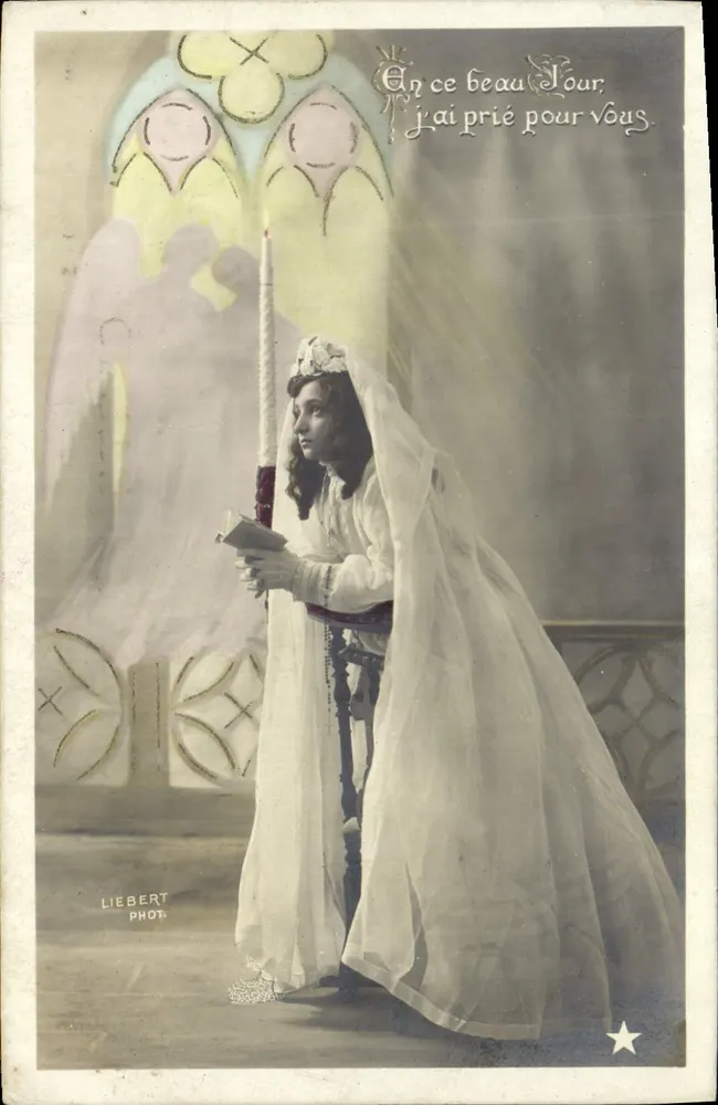 Junge Frau in weißem Kleid betend vor einem Glasfenster — Liebert Phot — Serie Nr. 1050 - Vorderseite