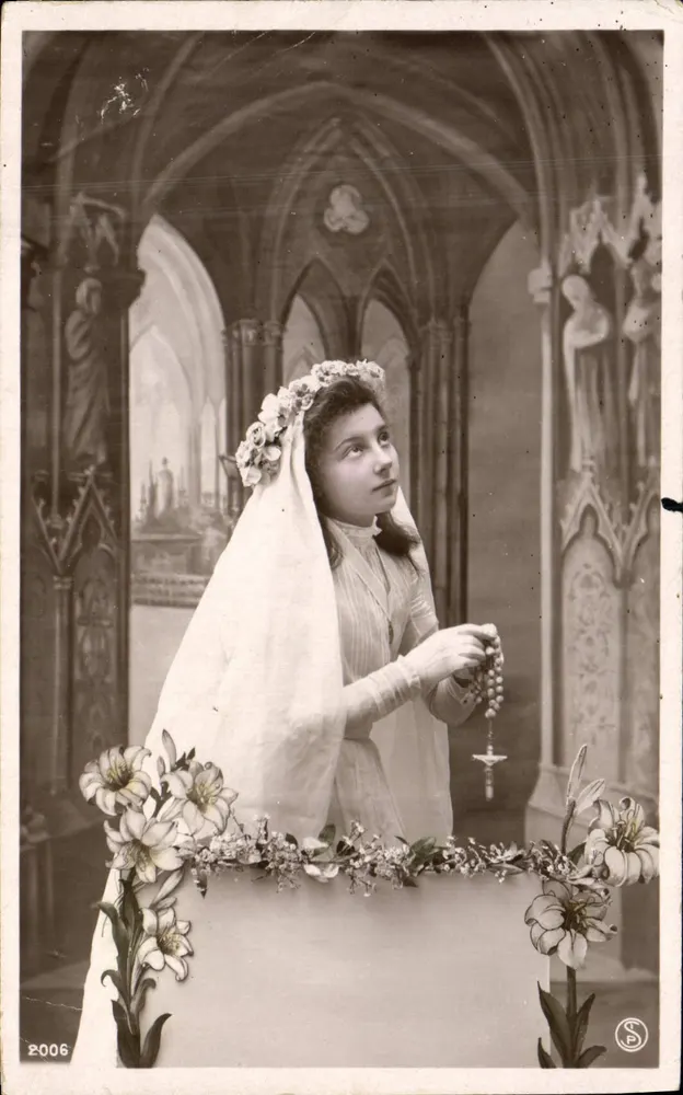 Junge Mädchen in weißem Kleid und blühendem Schleier — Gebet in einer gotischen Kirche — Verlag S.P. Nr. 2006 - Vorderseite