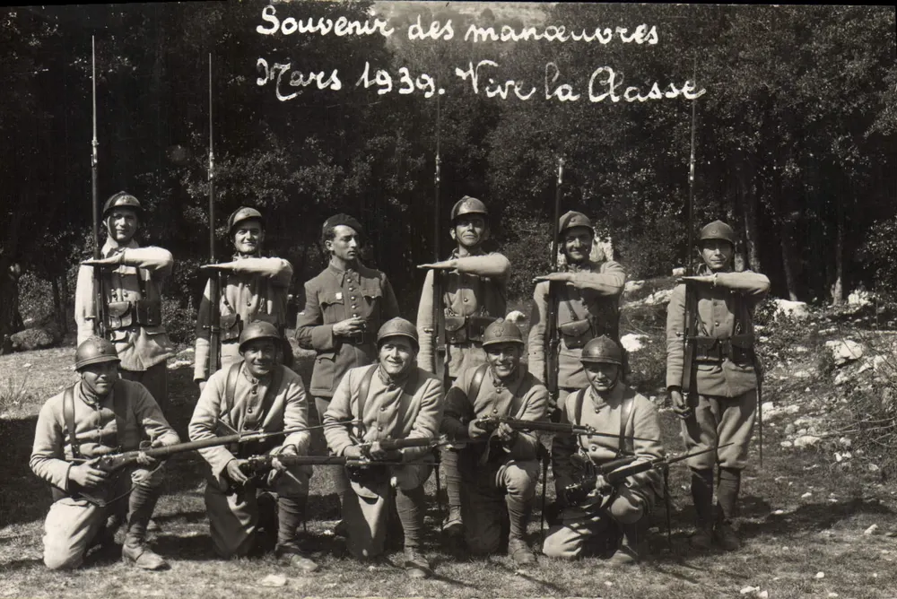 Manobras militares — Souvenir das manobras Março 1939. Vive a Classe — sem editor ou número visível - Frente