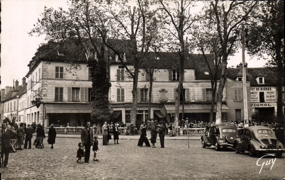 Rambouillet - Praça da Liberdade — vista animada com loja 'Métaye' e carros da época — editor Guy - Frente