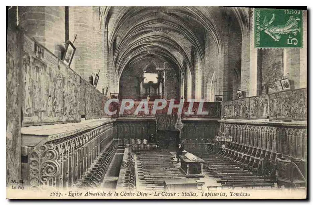 Abteikirche La Chaise-Dieu — Der Chor: Bänke, Wandteppiche, Sarg - Vorderseite