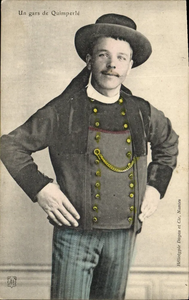 Um menino de Quimperlé — traje tradicional — Héliotypie Dugas et Cie, Nantes - Frente
