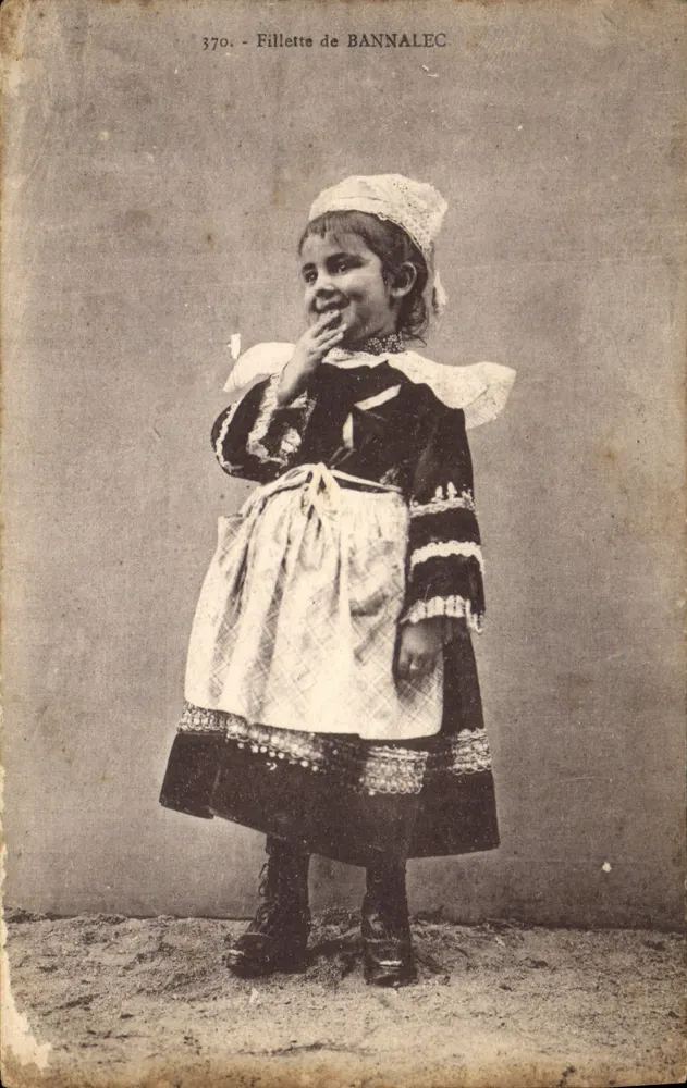 Menina de BANNALEC — retrato em traje tradicional — editor Laurent Nel, n° 370 - Frente
