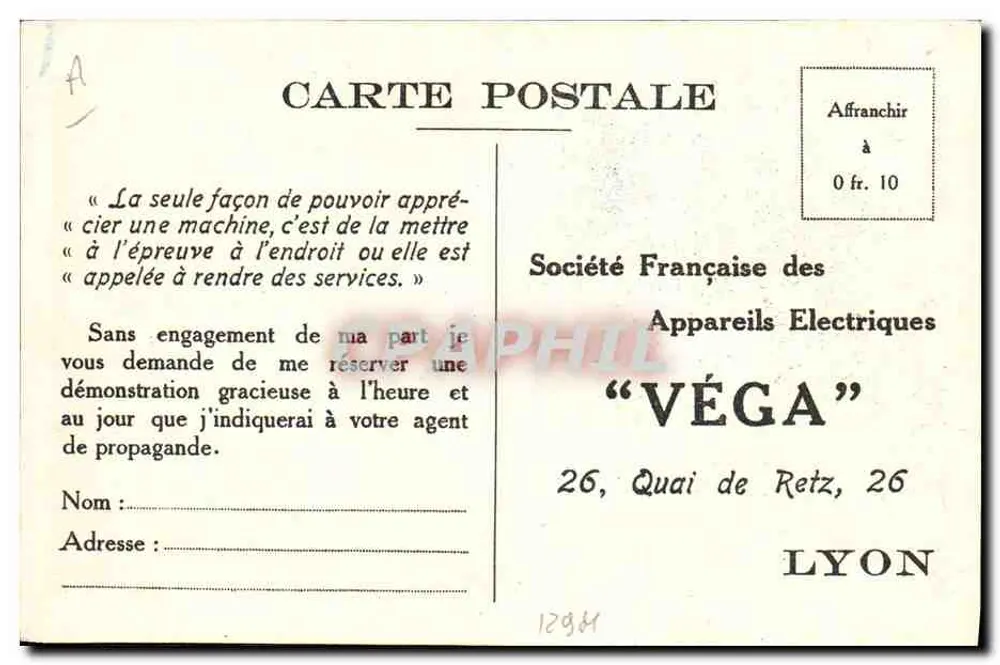 Hombre sosteniendo una máquina — ilustración publicitaria — Société Française des Appareils Électriques "VÉGA", Lyon - Reverso