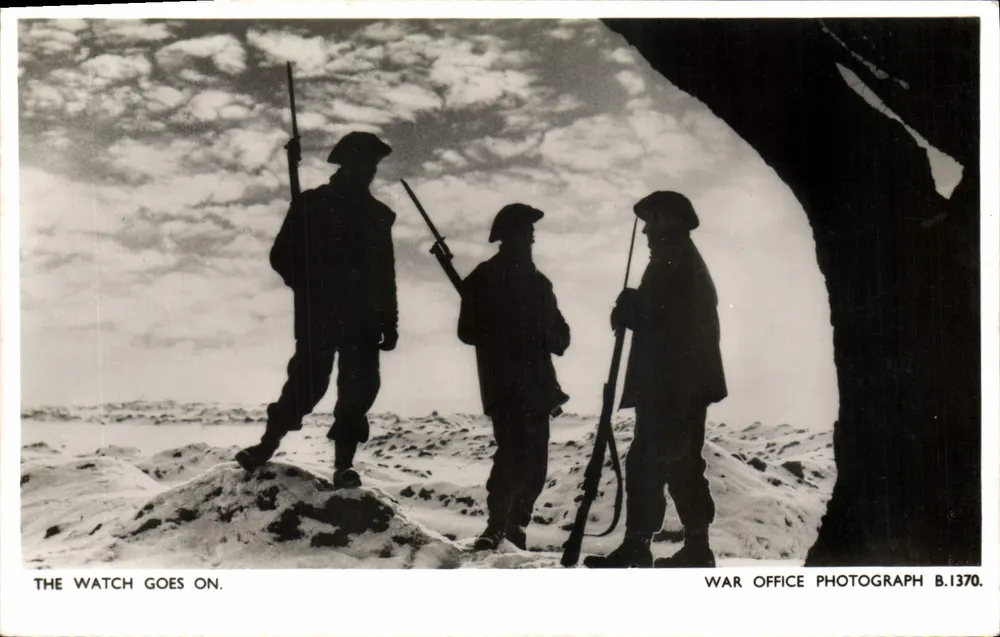 Soldaten op patrouille — sneeuw — War Office Photograph B.1370 - Voorkant