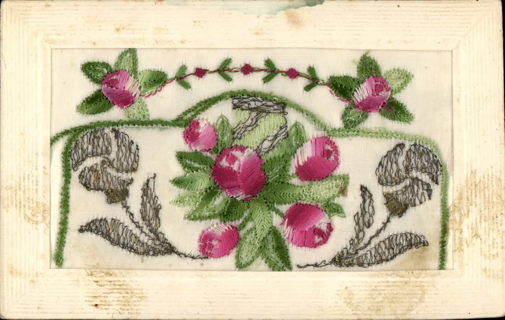 Flor de rosa bordada — motivo floral — J. S. PARIS - Frente