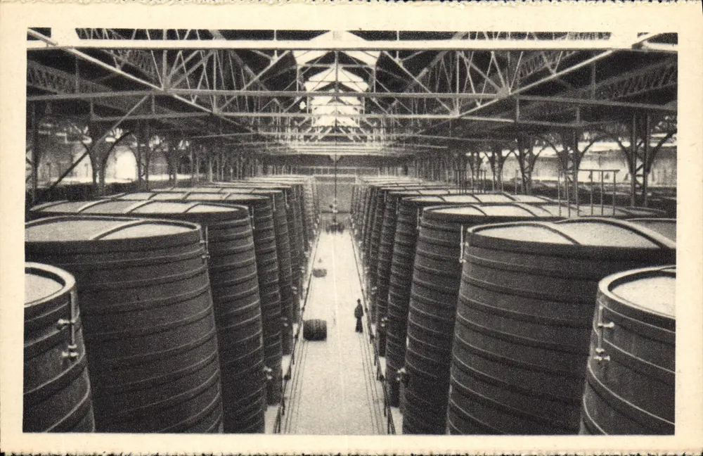 Die Byrrh-Weinkeller in Thuir — Sechs Reihen von Tanks wie dieser bilden in der Anlage 7 die größte Kelleranlage der Welt (15 Millionen Liter). - Vorderseite