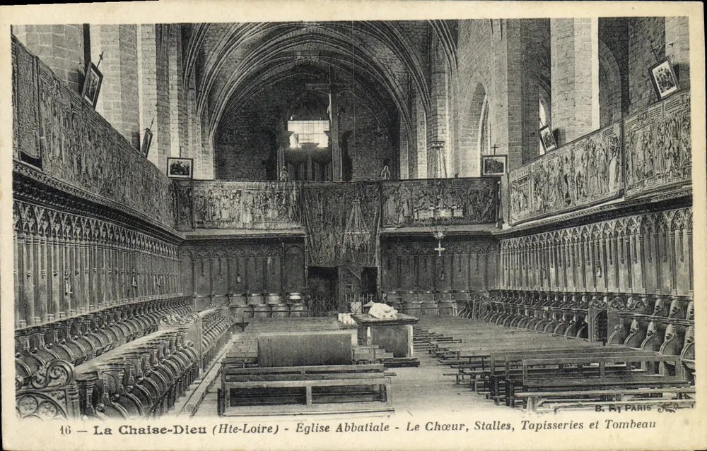 La Chaise-Dieu (Hte-Loire) - Kirche Abbataile - Chor, Bänke, Teppiche und Grabmal - Vorderseite