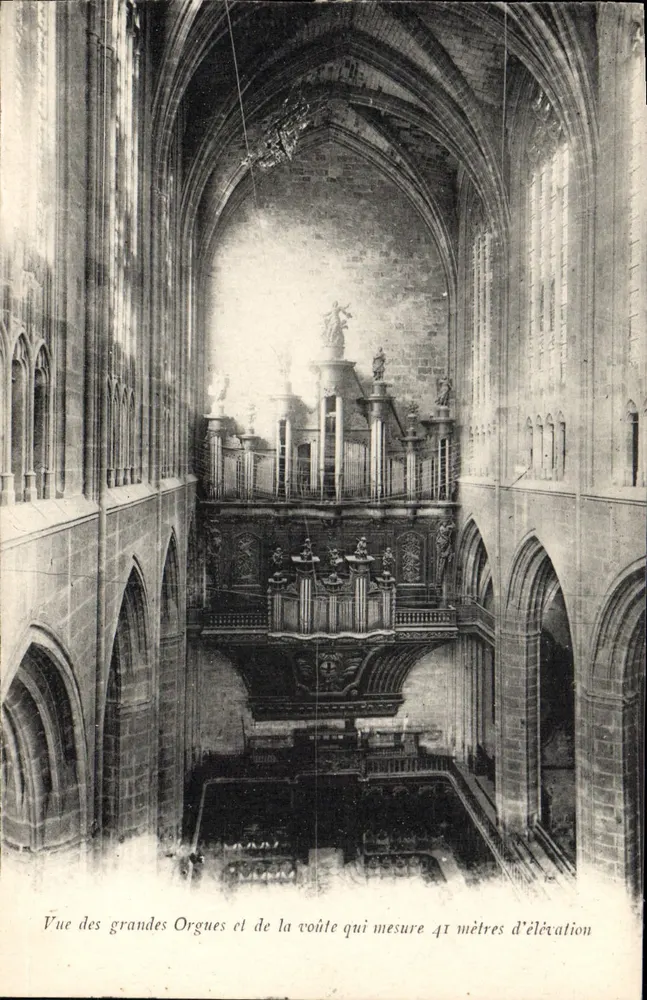 Vista de las grandes órganos y de la bóveda que mide 41 metros de altura — Catedral de Metz - Anverso