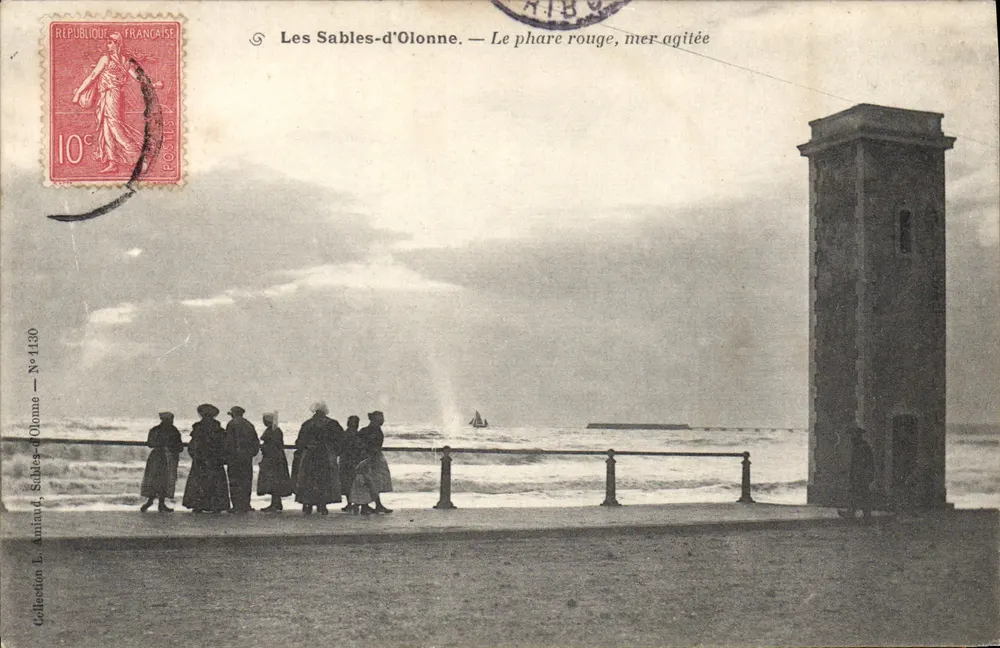 Les Sables-d'Olonne — O farol vermelho, mar agitado — Coleção L. Amiau, Sables-d'Olonne — N° 1130 - Frente