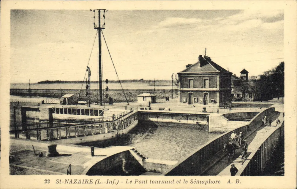 St-NAZAIRE (L.-Inf.) - Der Drehbrücke und der Schiffszeichen — A. B. - Vorderseite
