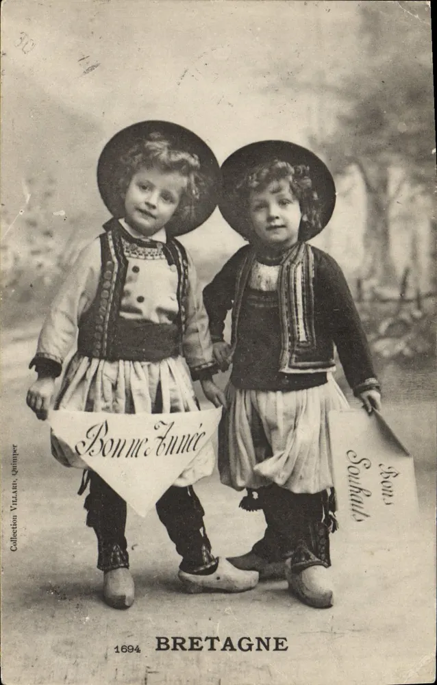 Dois crianças em traje bretão — Bretagne — Collection Villarh, Quimper, n° 1694 - Frente