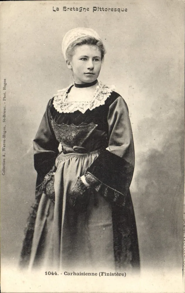 Carhaisienne (Finistère) — jovem mulher em traje tradicional — Coleção A. Waron-Hugon, Fot. Hugon, n°1044 - Frente