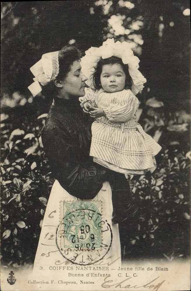 Nantes-Accessoires — Mädchen aus Blain — Sammlung F. Chapeau, Nantes - Vorderseite