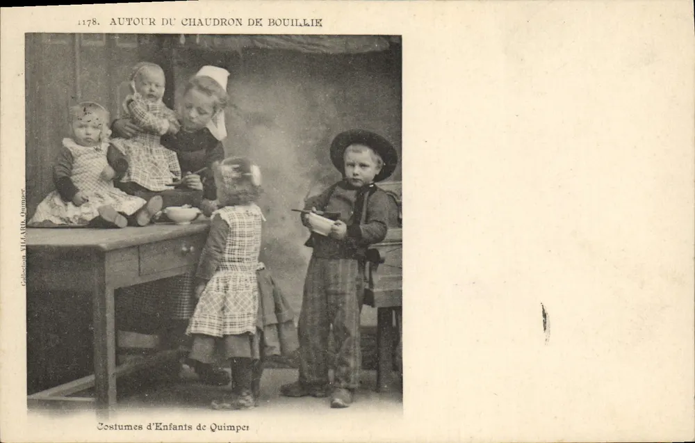 Um den Kessel von Bouillie — Kinder mit traditionellen Kleidern aus Quimper — Sammlung Villa D'Ala Drummer - Vorderseite