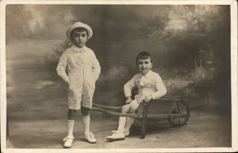Dois meninos — estúdio fotográfico — editor não visível - Frente