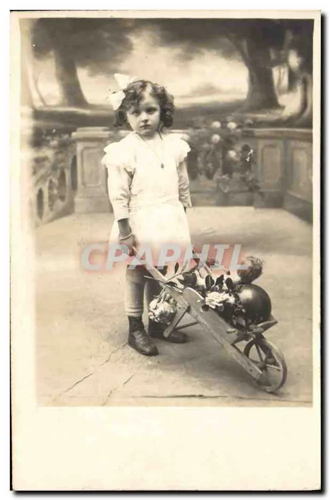 Menina pequena com carrinho — estúdio fotográfico - Frente