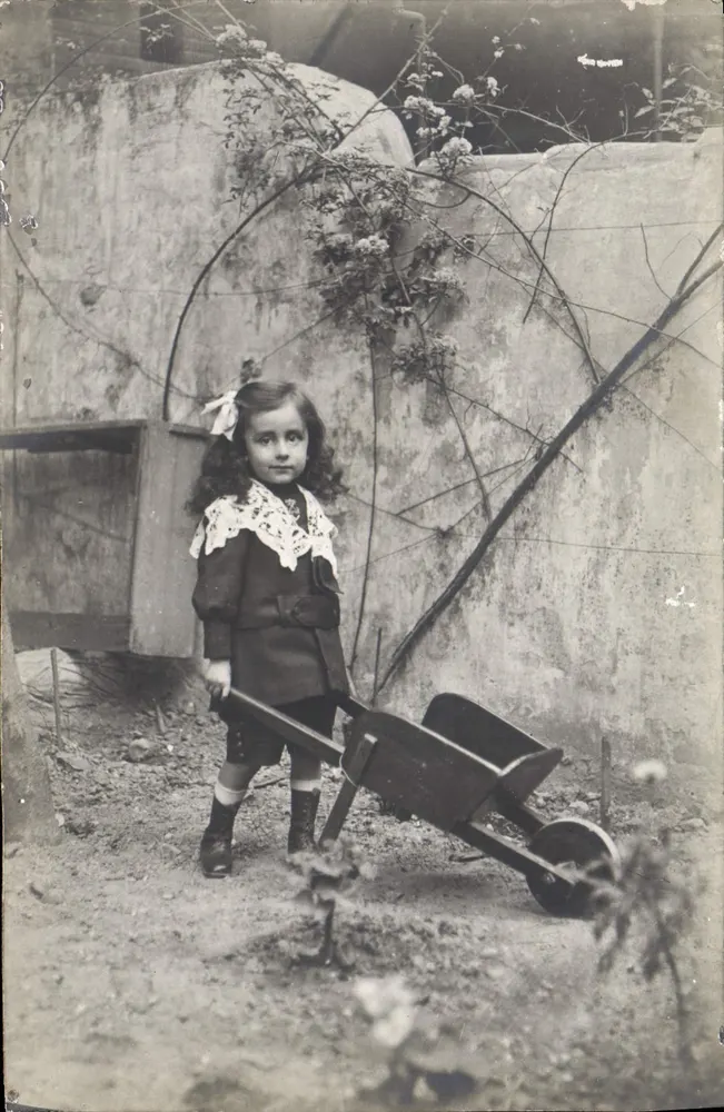 Menina com um carrinho de mão — Marselha — Moderne Photo - Frente
