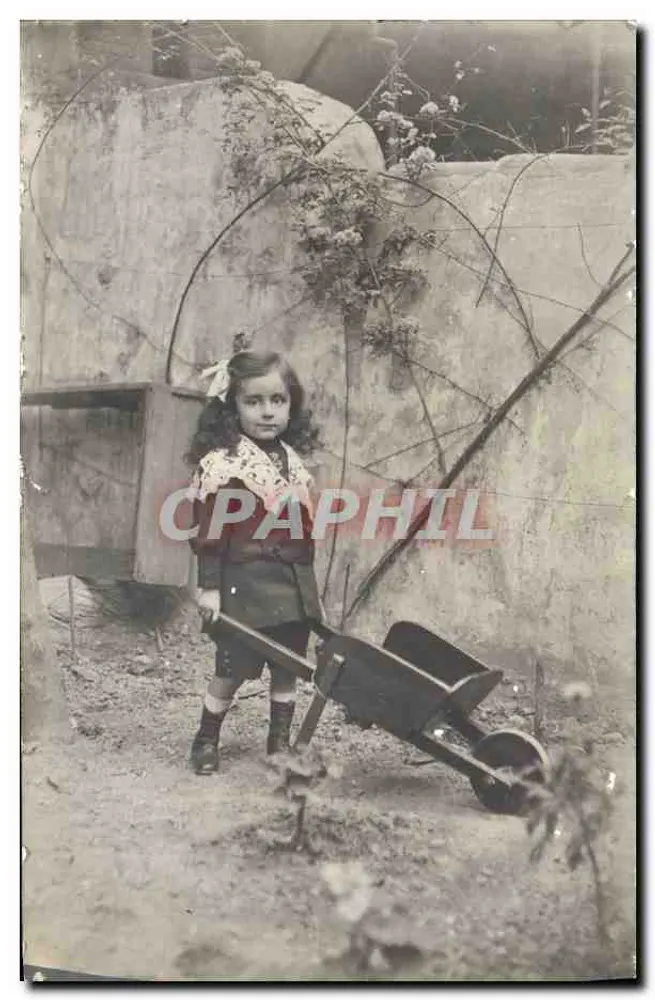 Menina com um carrinho de mão — jardim ou pátio — editor desconhecido - Frente