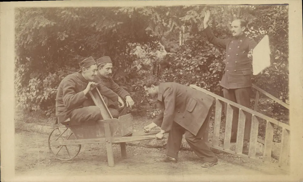 Três homens em uniforme militar — cena de jardim — n° de série 50 - Frente